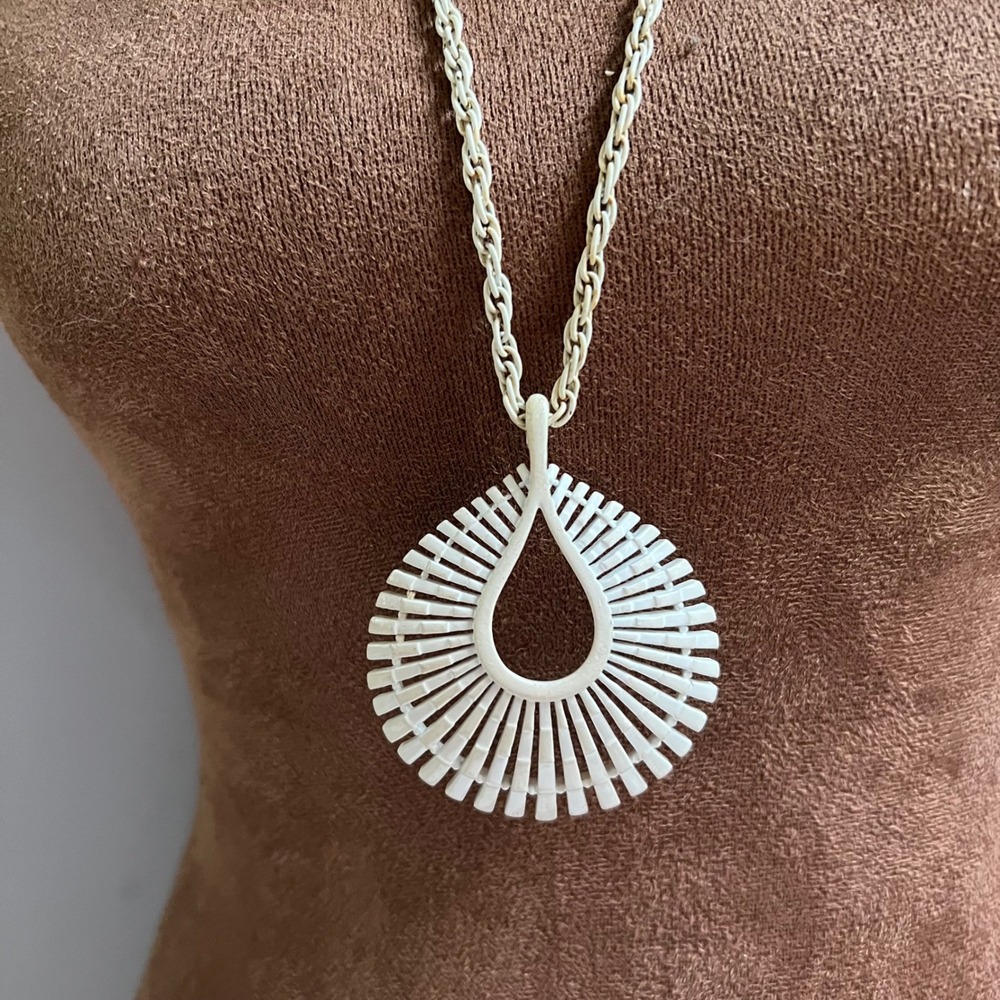 Vintage Trifari White Enamel Sunburst Teardrop Pendant Necklace 28" Eclectic